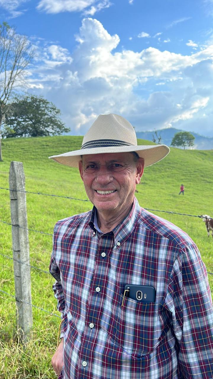 Raúl Gómez sonriendo, con sombrero, en la finca.